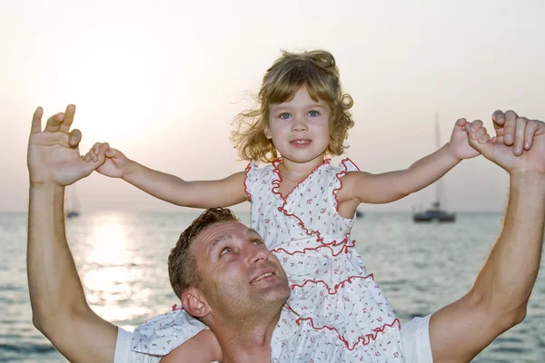 View of young family hanging out in summer environment — Stock Photo, Image