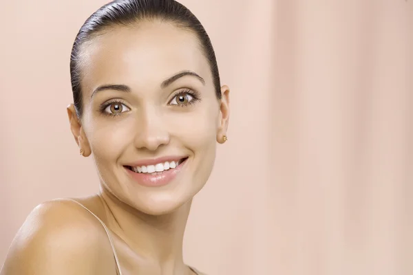 Retrato de una linda joven hermosa mujer en la espalda rosa — Foto de Stock