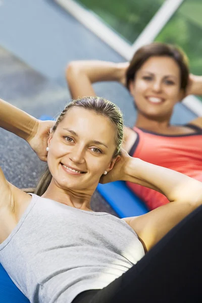 Porträtt av ung trevlig bli upptagen i gym — Stockfoto