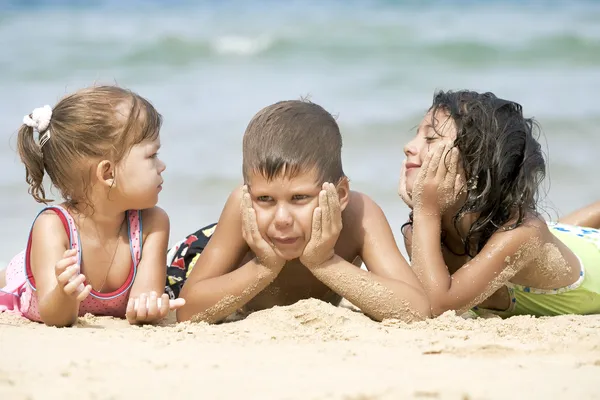 Portrét malých dětí dobře baví v létě prostředí — Stock fotografie