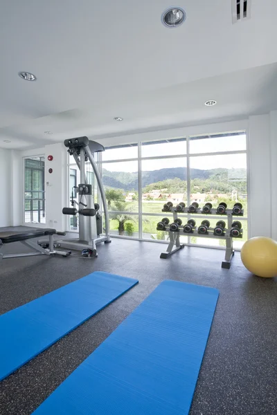 Vista panoramica degli interni della palestra in stile moderno — Foto Stock