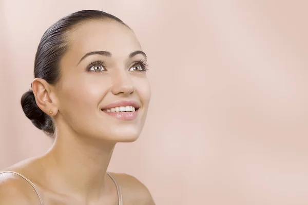 Retrato de una linda joven hermosa mujer en la espalda rosa —  Fotos de Stock