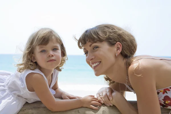 Veduta di una giovane donna che si diverte con sua figlia — Foto Stock