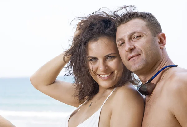 Een portret van aantrekkelijke paar plezier op het strand — Stockfoto