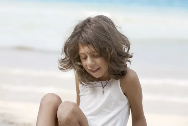 Estúdio retrato de menina agradável se divertindo — Fotografia de Stock