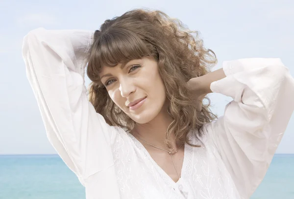 Vue sur jeune femme agréable qui passe un bon moment sur la plage tropicale — Photo