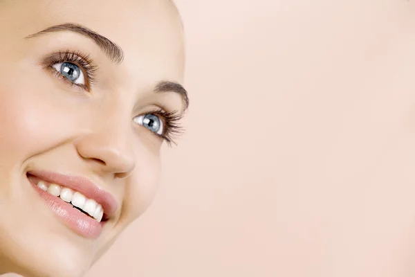 Retrato de una linda joven hermosa mujer en la espalda rosa —  Fotos de Stock