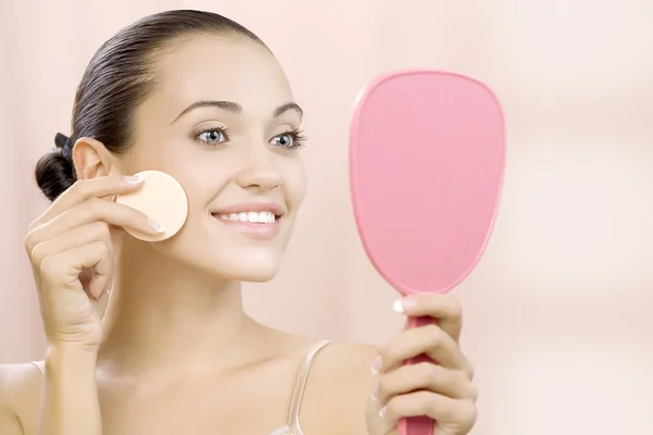 Retrato de una linda joven hermosa mujer en la espalda rosa — Foto de Stock