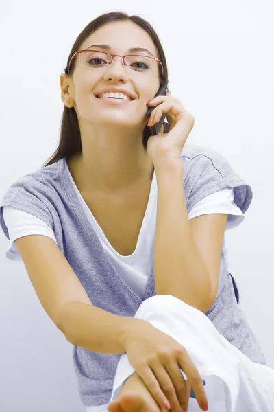 Retrato de joven hermosa mujer con teléfono móvil — Foto de Stock