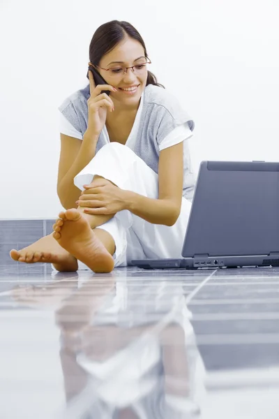 Portret van jonge mooie vrouw met haar laptop — Stockfoto