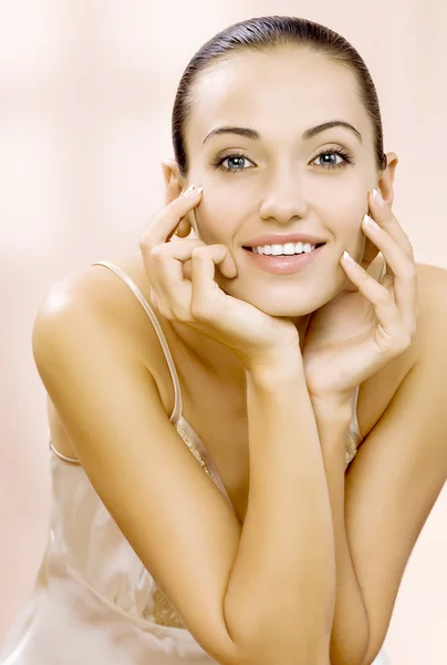 Retrato de una linda joven hermosa mujer en la espalda rosa —  Fotos de Stock