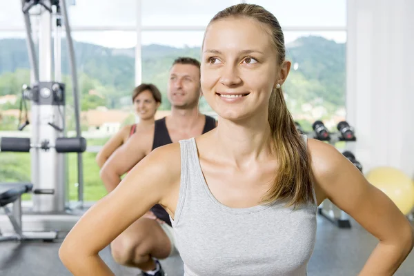 Porträtt av ung trevlig bli upptagen i gym — Stockfoto