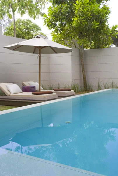 Panoramablick auf schönen tropischen Luxus-Innenhof mit Pool — Stockfoto