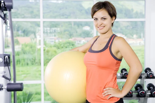 Porträtt av ung trevlig kvinna bli upptagen i gym — Stockfoto