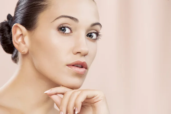 Retrato de una linda joven hermosa mujer en la espalda rosa — Foto de Stock