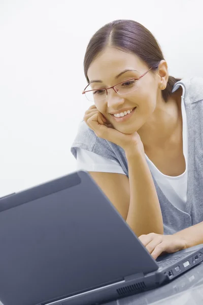 Retrato de jovem mulher bonita com seu laptop — Fotografia de Stock