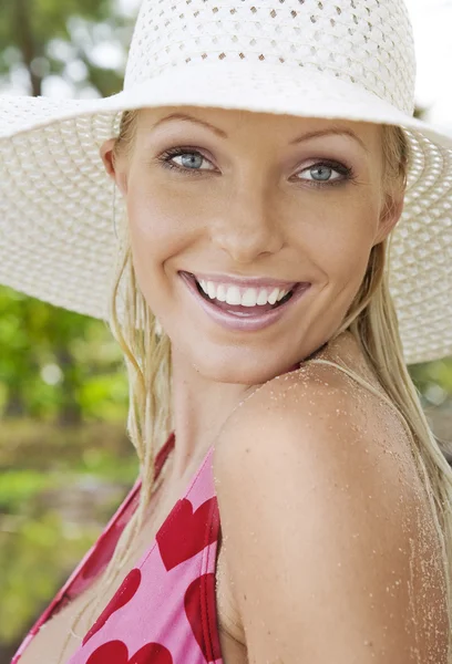 Portrait of young attractive woman having good time in tropic environment — Stock Photo, Image