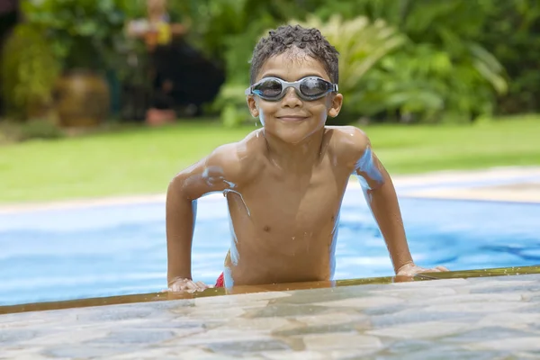 Porträtt av pojke med bra tid i poolen — Stockfoto