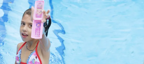 Portret dziewczynki biały, zabawy w basenie — Zdjęcie stockowe