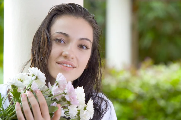 Retrato de mujer bonita joven en el ambiente de verano — Foto de Stock