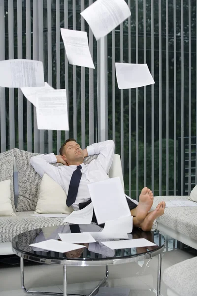 Retrato de joven empresario atractivo en ambiente de oficina — Foto de Stock