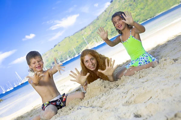 Porträtt av små barn med mama har bra tid i sommar miljö — Stockfoto