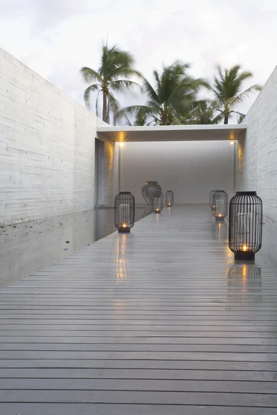 Luzes bonitas ao redor da piscina — Fotografia de Stock