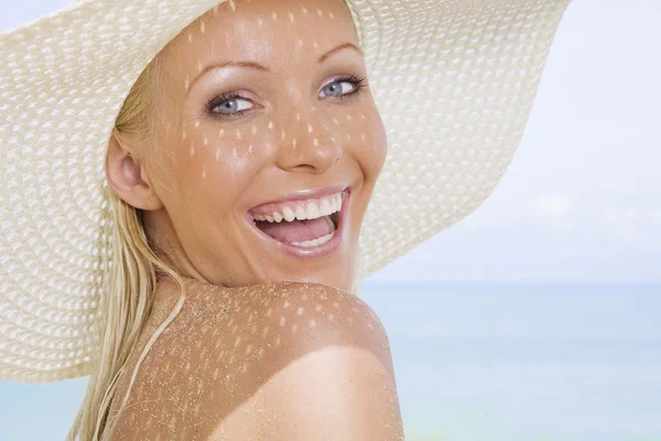 Portrait of young pretty woman in summer environment — Stock Photo, Image