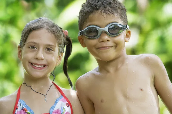 夏の環境で良い時間を過ごしての小さな子供たちの肖像画 — ストック写真