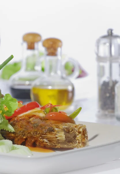 Vista de cerca del delicioso pescado frito en la espalda blanca — Foto de Stock