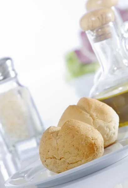 Close-up vista de bom pão delicioso nas costas brancas — Fotografia de Stock