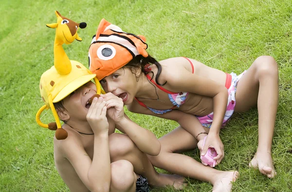 Retrato de crianças pequenas se divertindo no ambiente de verão — Fotografia de Stock