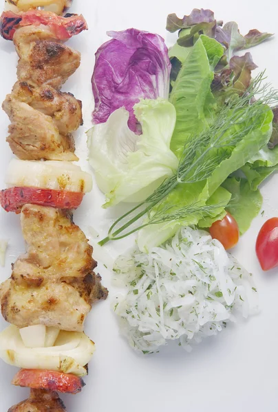 Vista da vicino di bello delizioso shish kebab su schiena bianca — Foto Stock