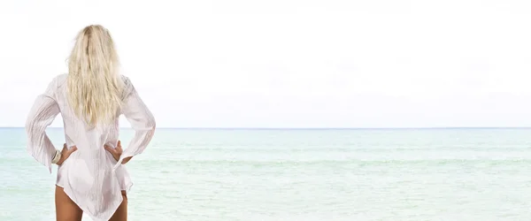 Портрет красивої молодої жінки, яка добре проводить час на пляжі. банер — стокове фото
