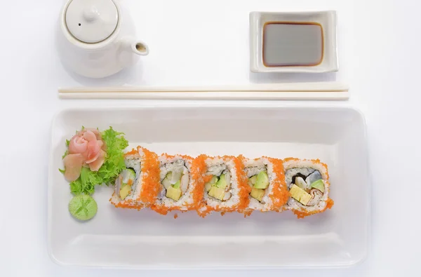 Vue rapprochée du délicieux repas de sushi sur fond blanc — Photo