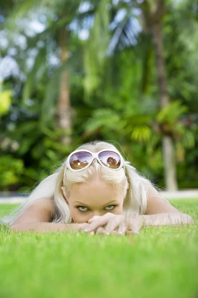 Porträt einer jungen attraktiven Frau, die sich in tropischer Umgebung vergnügt — Stockfoto