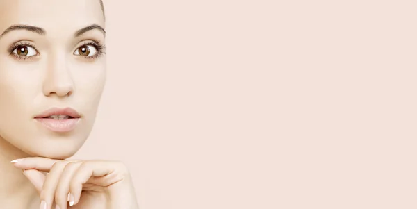 Rózsaszín vissza gyönyörű szép fiatal nő portréja. banner, rengeteg helyet másolása. — Stock Fotó