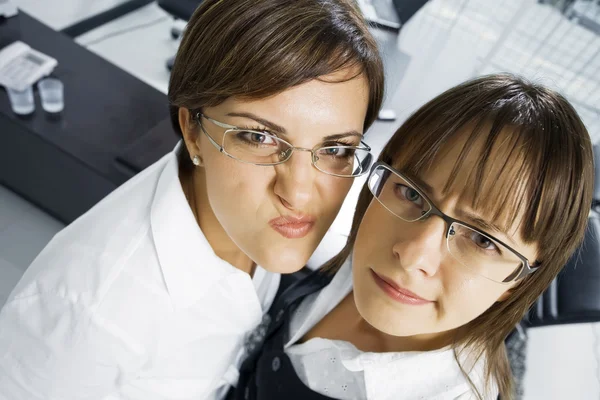 Portret van jonge mooie vrouwen met gesprek in kantooromgeving — Stockfoto