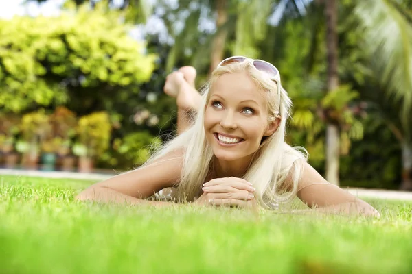 Retrato de mujer bonita joven en el ambiente de verano —  Fotos de Stock