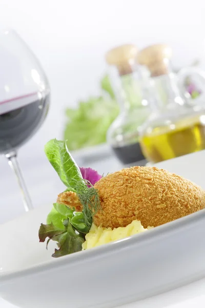 Vista de cerca del delicioso pollo Kiev en la espalda blanca — Foto de Stock