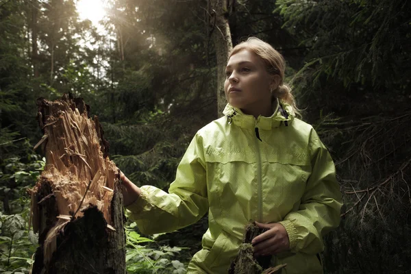 Femme en forêt prenant un repos — Photo