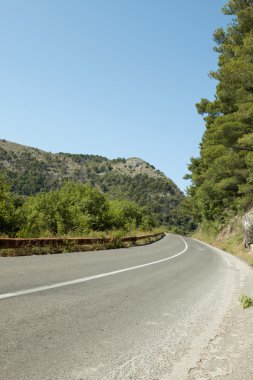 Panoramik dağ yoluyla güzel yaz boş yol