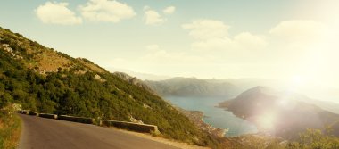 Panoramik dağ yoluyla güzel yaz boş yol