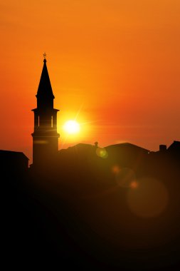 Venedik tarzı kilise ve Akdeniz kasabası kulede