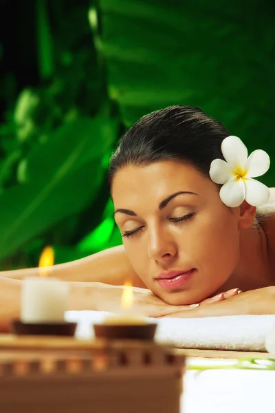 Mujer en ambiente spa — Foto de Stock