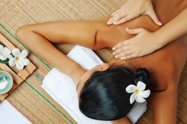 Mujer en ambiente spa —  Fotos de Stock