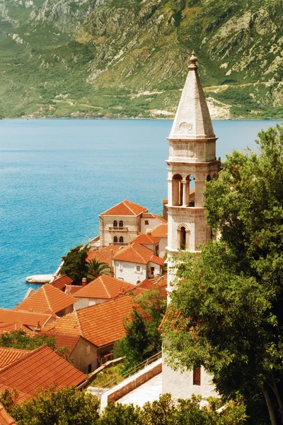 Eglise et tour de style vénitien dans la ville méditerranéenne — Photo