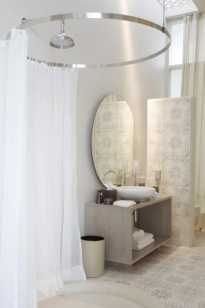 Вид на красивый стильный индустриальный, как интерьер ванной комнаты — стоковое фото