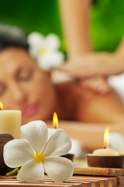 Портрет молодой красивой женщины в курортной обстановке. Сосредоточены на свечах
