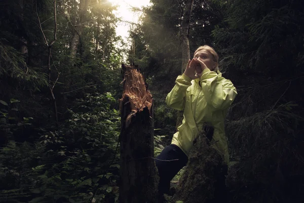 Retrato de jovem menina atraente na floresta — Fotografia de Stock